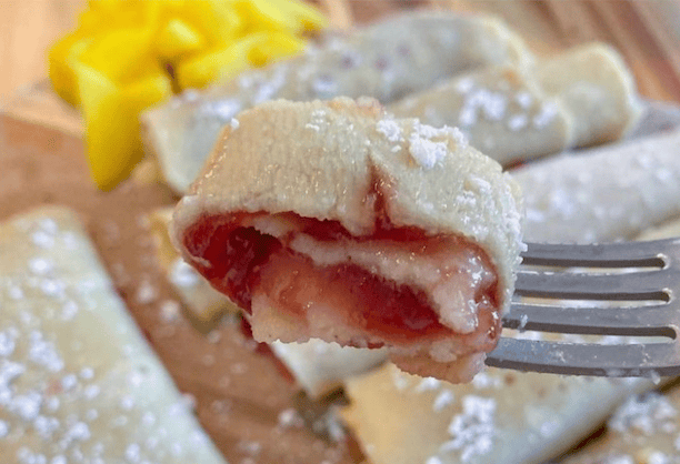 Delicious gluten-free crepes filled with fresh fruit, perfect for a flexible and never gummy breakfa.